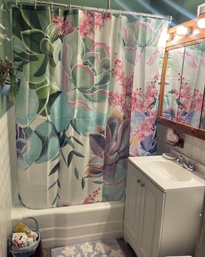 Baignoire, sèche-cheveux, serviettes fournies, savon