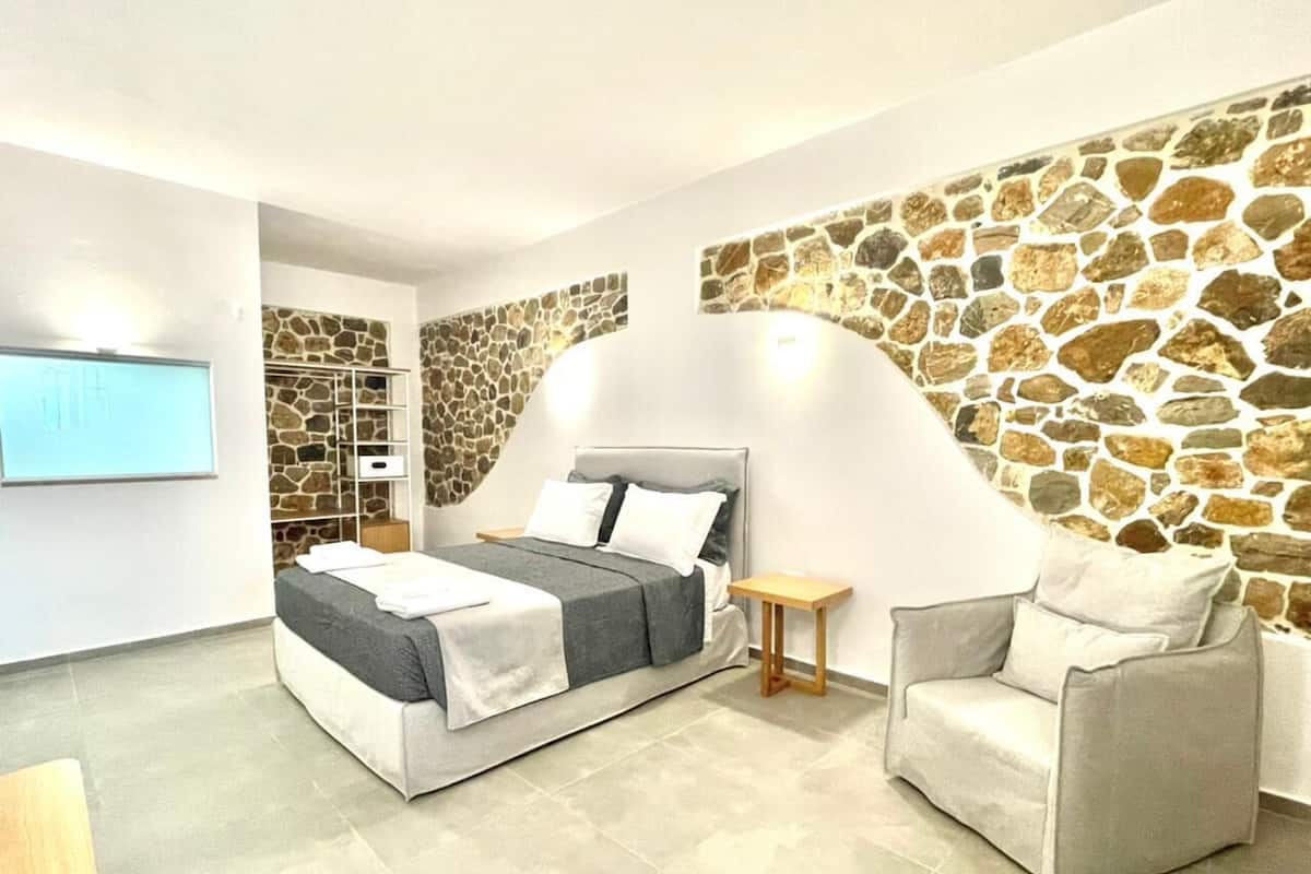 Standard Room, 1 Bedroom | Premium bedding, minibar, in-room safe, desk
