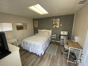 Desk, free WiFi - 7 minutes to airport -- Private Studio Suite (Bakersfield)