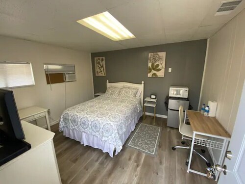 7 minutes to airport -- Private Studio Suite