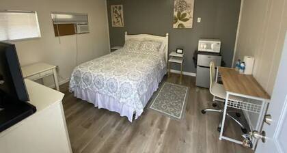 7 minutes to airport -- Private Studio Suite
