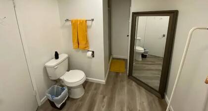 7 minutes to airport -- Private Studio Suite