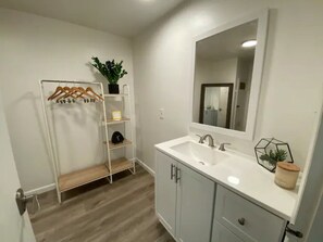 Dusj, hårføner, håndklær og toalettpapir