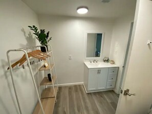 Dusj, hårføner, håndklær og toalettpapir