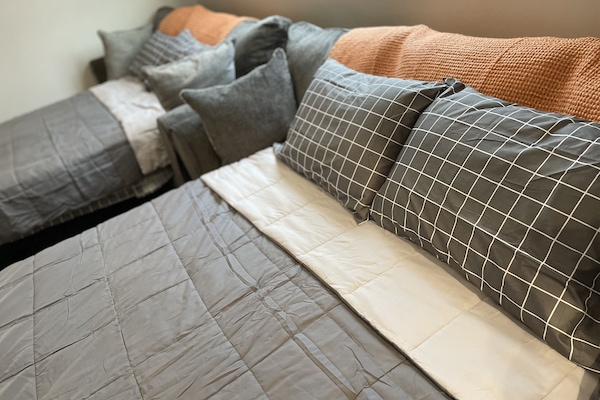 2 slaapkamers, een bureau, een strijkplank/strijkijzer, reisbedje