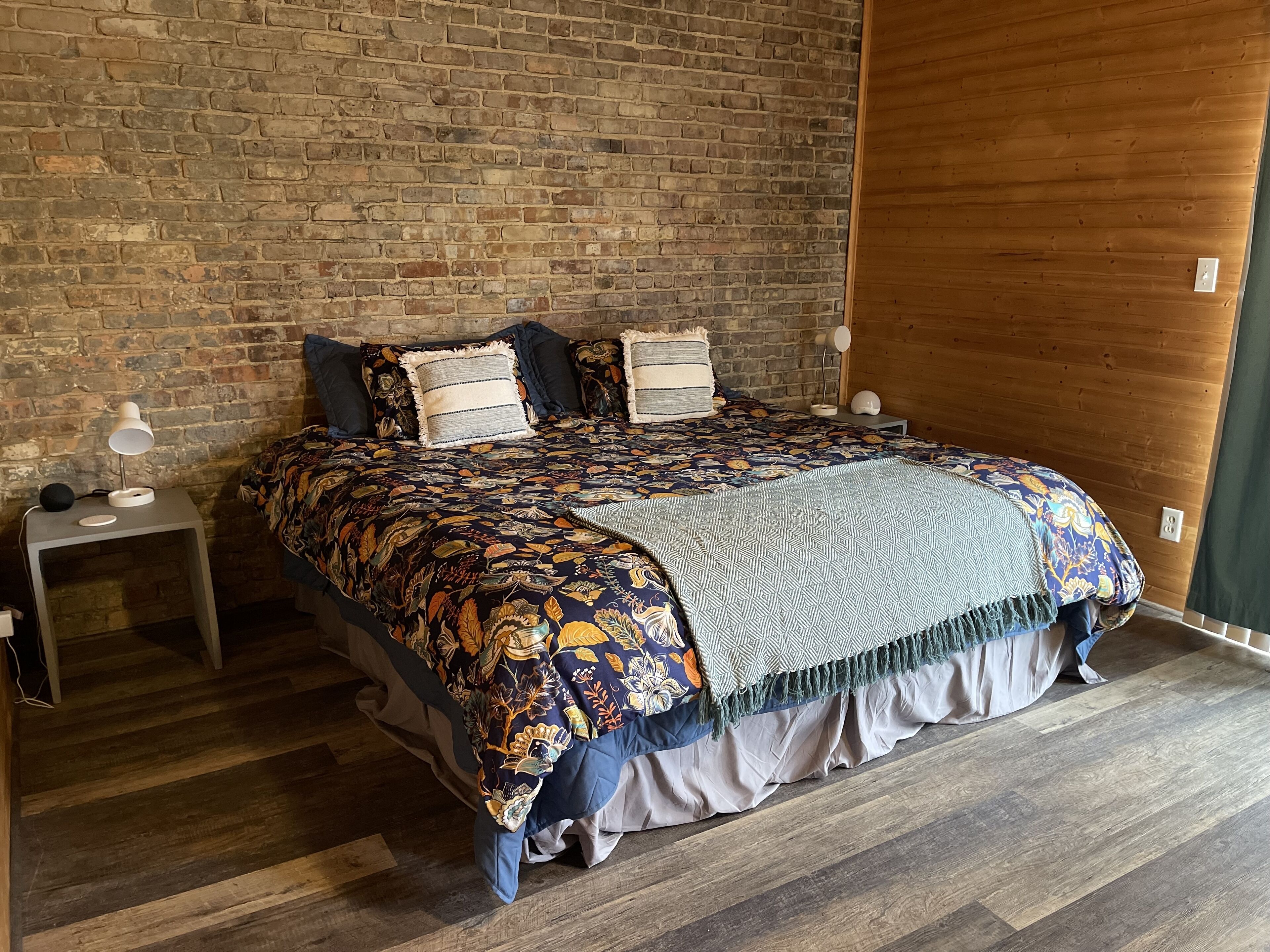 2 chambres, bureau, fer et planche à repasser, lit de bébé portatif