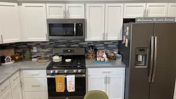 Refrigerador, microondas, horno, placa de cocina