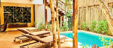 Una piscina al aire libre, una piscina climatizada