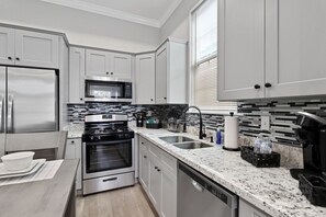 Refrigerador, microondas, horno y parrilla de estufa