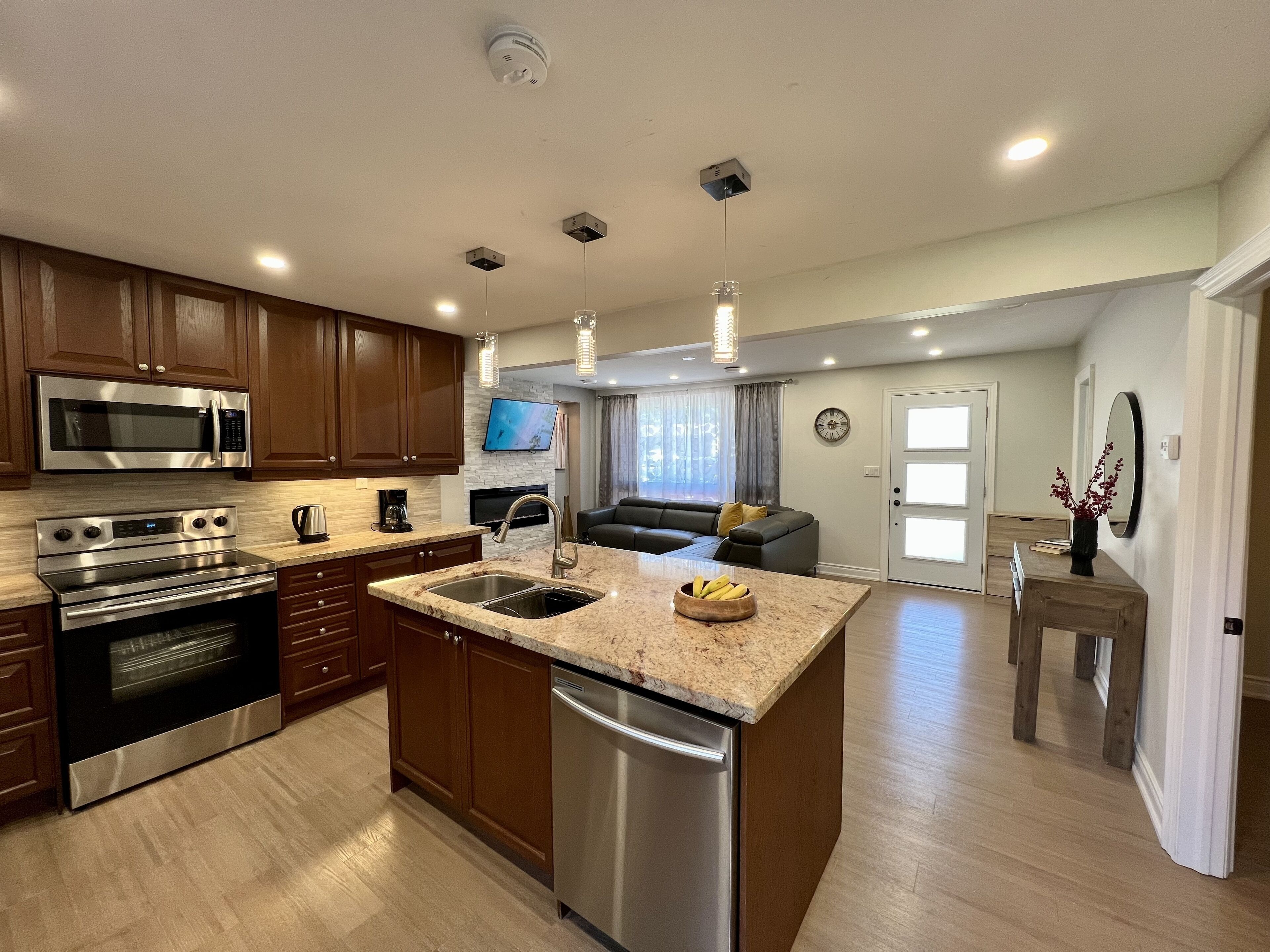 Jääkaappi, mikroaaltouuni, uuni, liesi