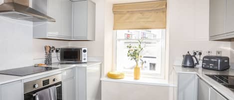 Cottage | Private kitchen | Fridge, dishwasher, electric kettle, toaster