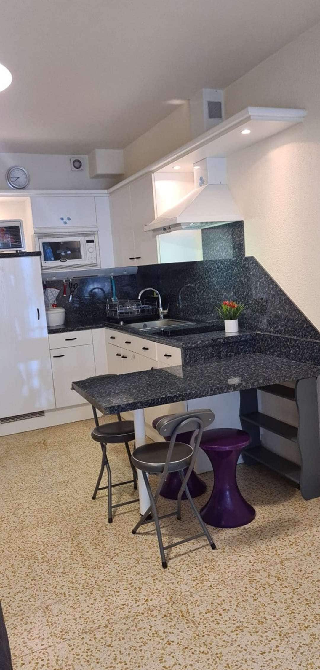 Een koelkast, een microgolfoven, een oven, een broodrooster