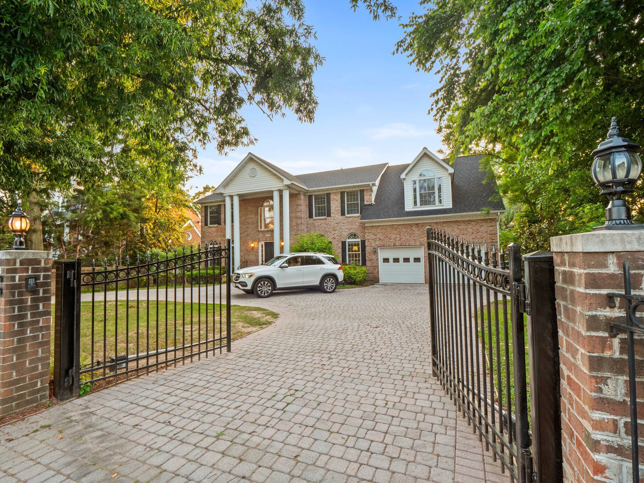 Breathtaking 8,000 Sq Mansion 2 min DC w/ 2 hot tubs