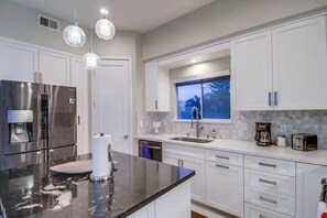 冷蔵庫、電子レンジ、オーブン、コンロ