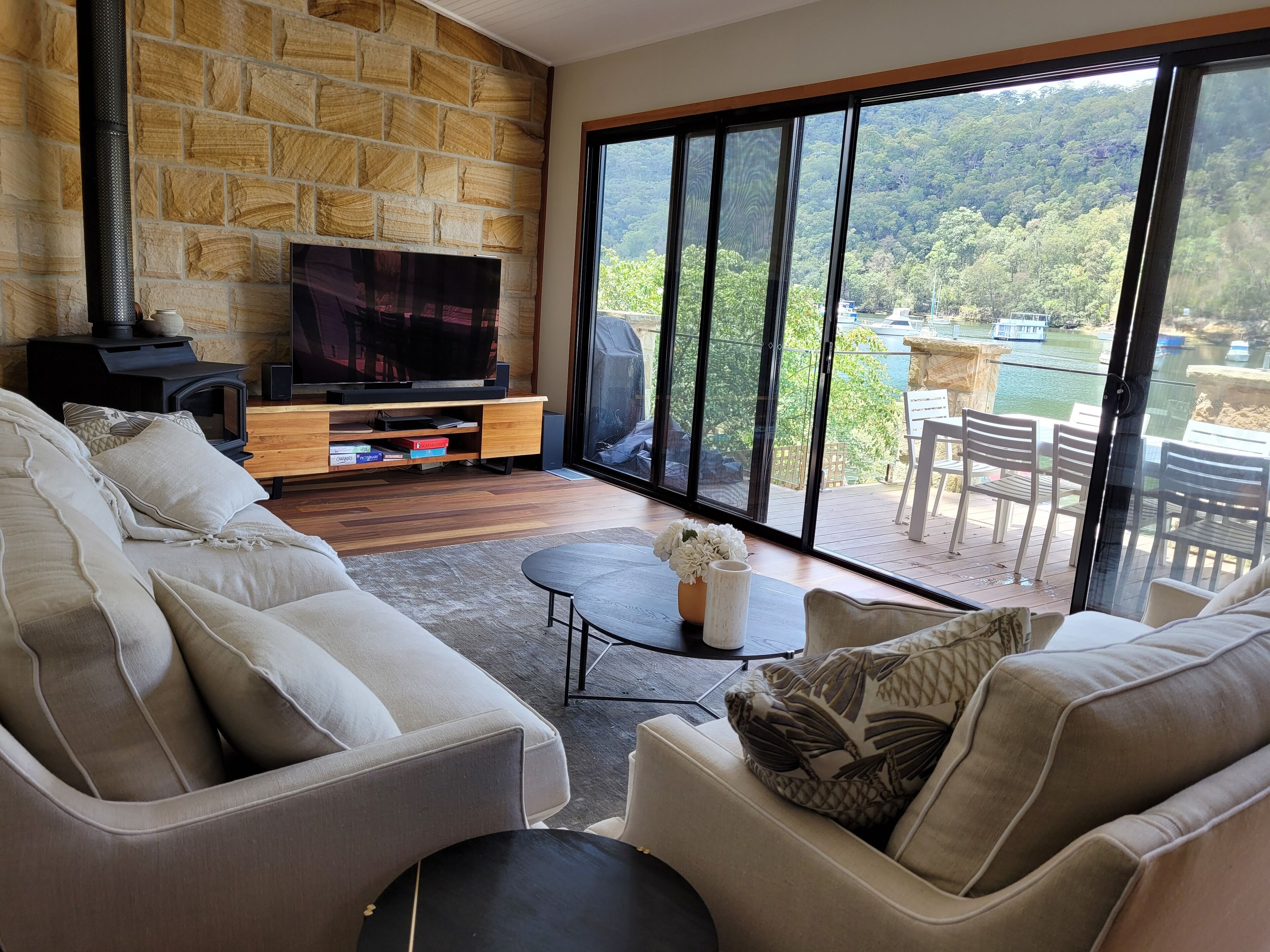 Hazletts Hideaway - beautiful luxury 3 bedroom house - right on the water!