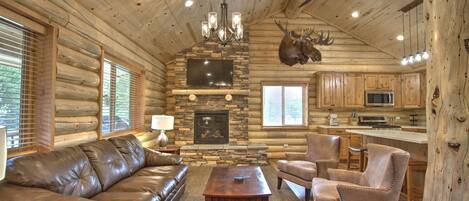 Smart TV, lareira, pebolim, livros