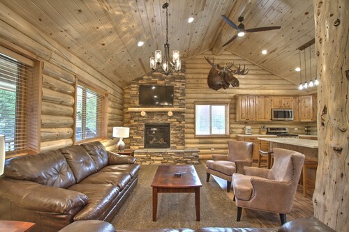 Log home-4.9 miles from Yellowstone's west gate! Great for snowmobiler groups.