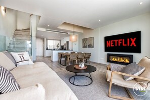 TV, fireplace - Zumo | Townhouse with Sauna in Fuengirola (Fuengirola)