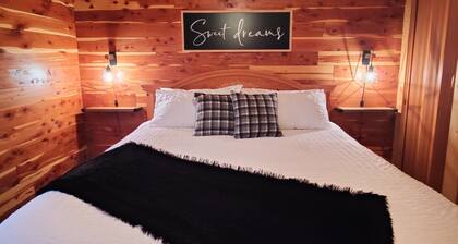 Cozy Cedar Lodge surrounded by Ozark National Forest with great views!