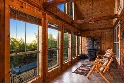 Cozy Cedar Lodge surrounded by Ozark National Forest with great views!