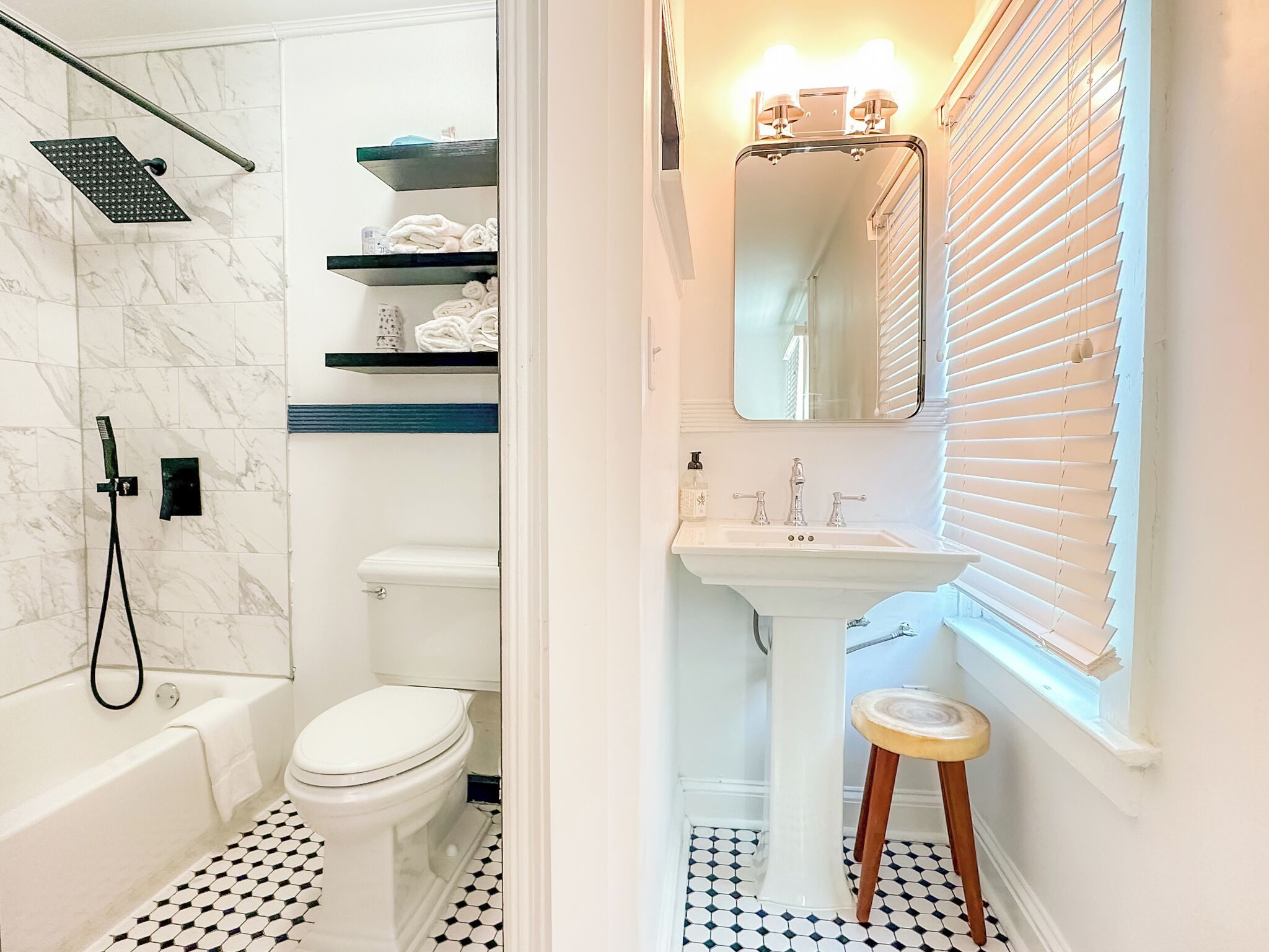 Une salle de bain équipée d’une baignoire, de toilettes, d’une douche et d’un lavabo.