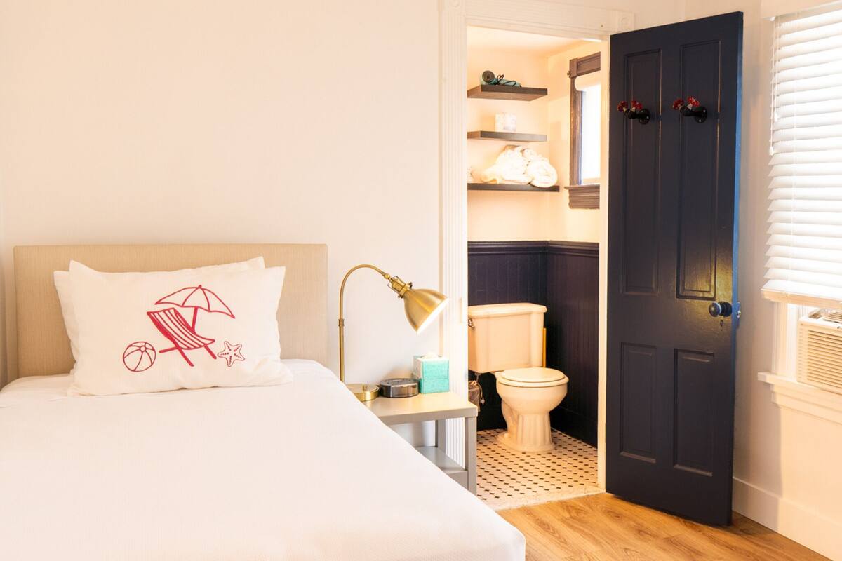 Room #5, 2 Twin Beds | أغطية فراش متميزة وأسرّة بطبقة علوية مريحة وواي فاي مجانًا