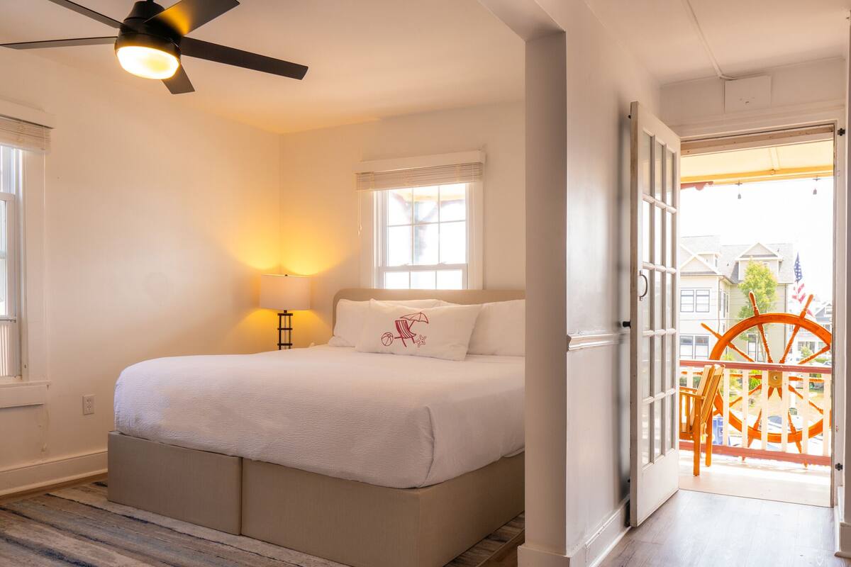 Room #3, 1 King Bed and 1 Queen Bed with Balcony | أغطية فراش متميزة وأسرّة بطبقة علوية مريحة وواي فاي مجانًا