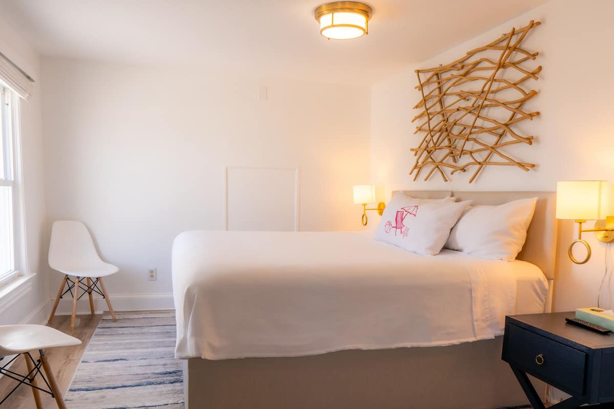 Room #16, 1 King Bed | أغطية فراش متميزة وأسرّة بطبقة علوية مريحة وواي فاي مجانًا