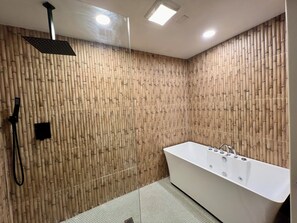 King Studio with Jacuzzi Tub | Bathroom | Shower, free toiletries, towels, soap - Beachliner Hotel (Ocean Grove)