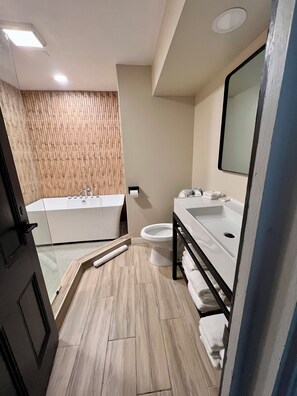 King Studio with Jacuzzi Tub | Badezimmer
