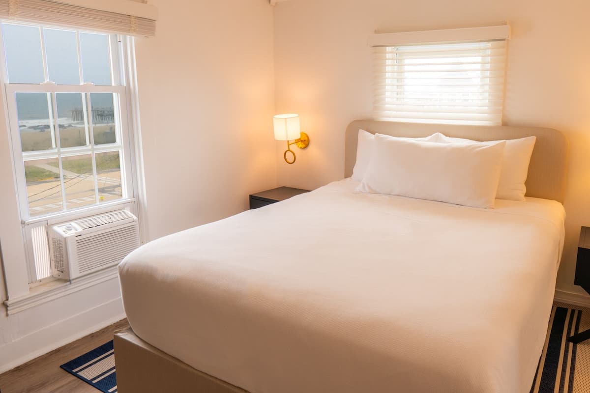 Room #15 or #18, 1 Queen Bed, Ocean View | أغطية فراش متميزة وأسرّة بطبقة علوية مريحة وواي فاي مجانًا