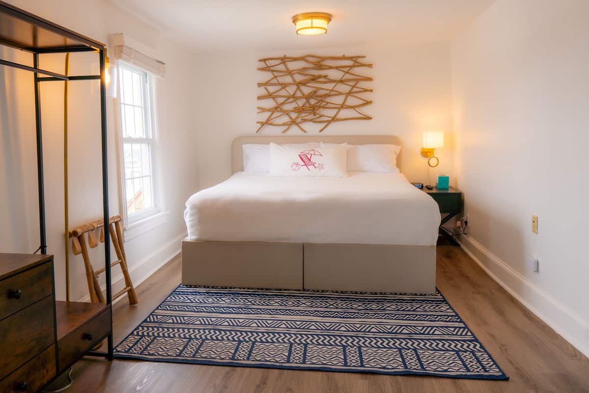 Deluxe Rooms # 4,6,8,10,11,19 (1 King Bed) | أغطية فراش متميزة وأسرّة بطبقة علوية مريحة وواي فاي مجانًا