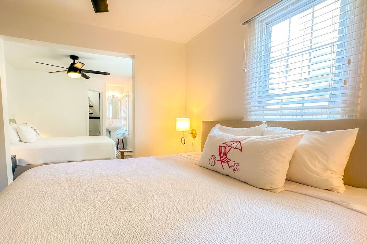 Room #7, 1 King Bed and 1 Queen Bed | أغطية فراش متميزة وأسرّة بطبقة علوية مريحة وواي فاي مجانًا