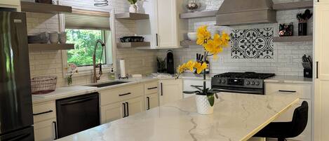 Geladeira, micro-ondas, fogão, cooktop