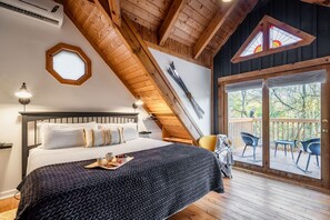 4 makuuhuonetta, työpöytä, silitysrauta/-lauta, vauvan matkasänky