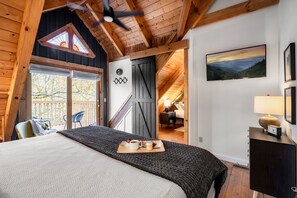 4 slaapkamers, een bureau, een strijkplank/strijkijzer, reisbedje