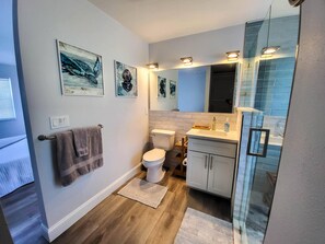 Bathtub, hair dryer, towels, soap - Coastal Home w/ Heated Pool Near Anna Maria Island (Bradenton)