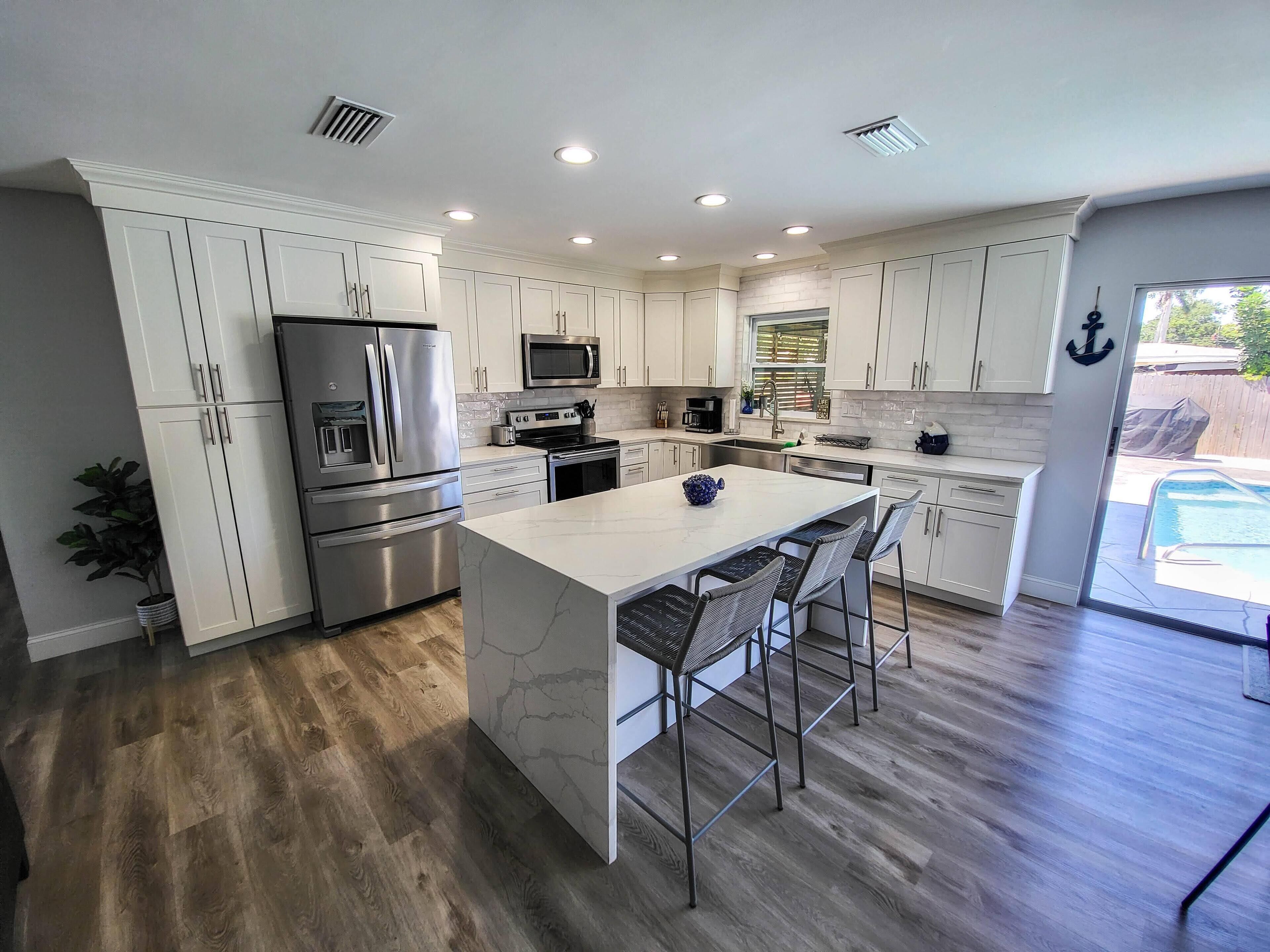 Frigorífico, microondas, horno y placa de cocina