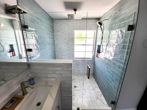 Badewanne, Haartrockner, Handtücher, Seife