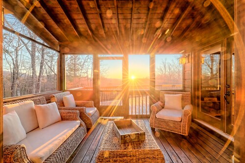 Sunset Mountain Views- Spacious Luxurious cabin