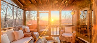 Sunset Mountain Views- Spacious Luxurious cabin