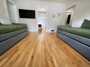 4 bedrooms, desk, free WiFi, bed sheets