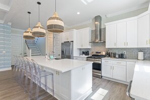 Fridge, microwave, oven, stovetop - Sleeps 22. Paddle boards! Resort pool. Spa! 5 bicycles. 2 mins from beach. (Santa Rosa Beach)