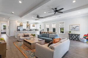 Smart TV, video games, DVD player, books - Sleeps 22. Paddle boards! Resort pool. Spa! 5 bicycles. 2 mins from beach. (Santa Rosa Beach)