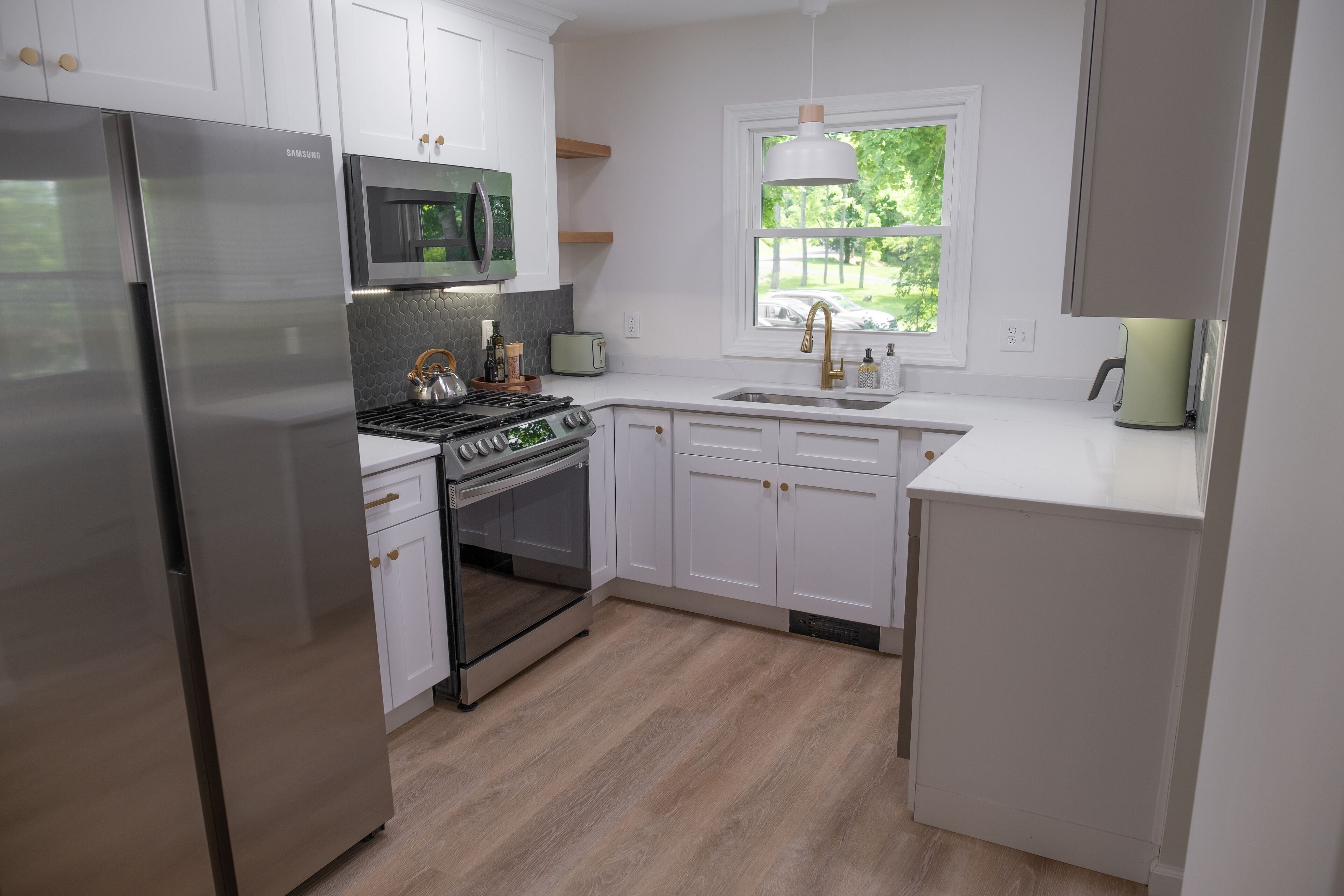 Kühlschrank, Mikrowelle, Ofen, Herdplatte