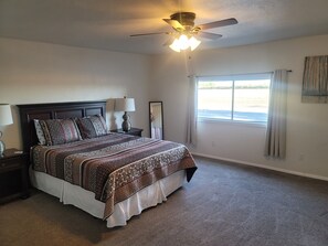 3 slaapkamers, een bureau, een strijkplank/strijkijzer, wifi (toeslag)