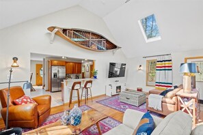 Smart TV, chimenea, libros y estéreo