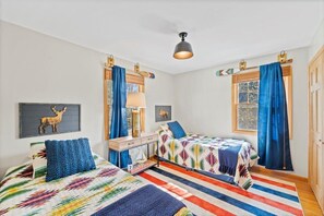4 bedrooms, iron/ironing board, travel crib, free WiFi - Assembly Point house (Lake George)