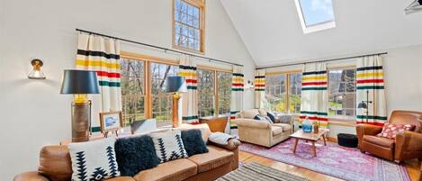 Smart-tv, eldstad, böcker och en stereo