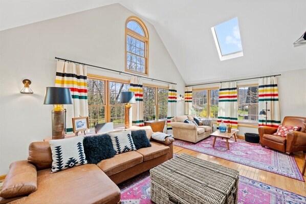 Smart TV, chimenea, libros y estéreo